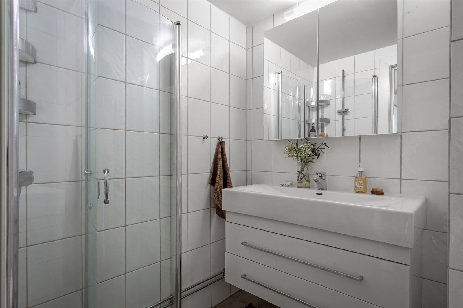 Badet har flislagte gulv og vegger, og elektriske varmekabler i gulvet. Galleribilde