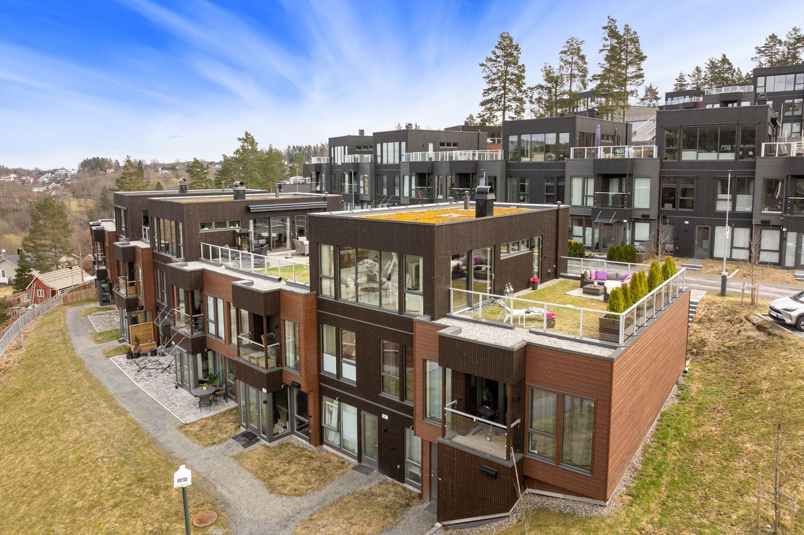 Boligen ligger i et fredelig nabolag med flere pent opparbeidede fellesområder som lekeplasser, sittegrupper og oppvarmet basseng. Galleribilde