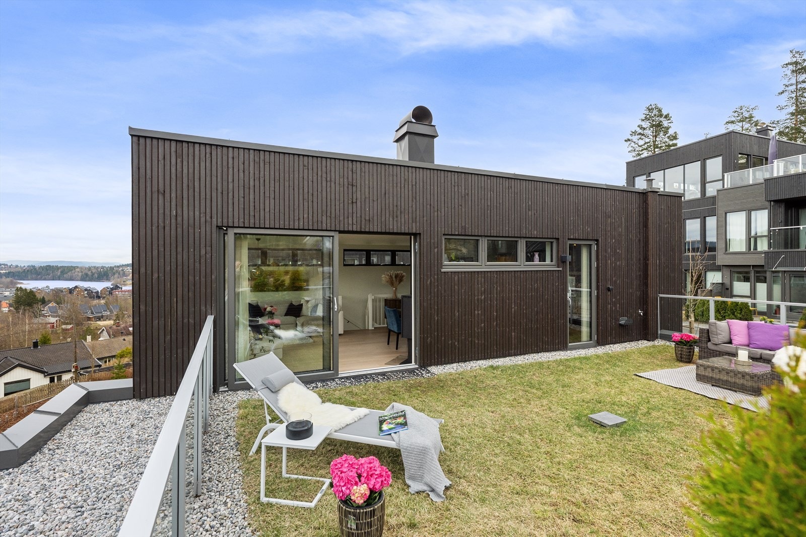 Boligen er utstyrt med en deilig takterrasse/hage på 48 m² med sol fra morgen til kveld, samt noe utsikt til Gjellumvannet. Galleribilde