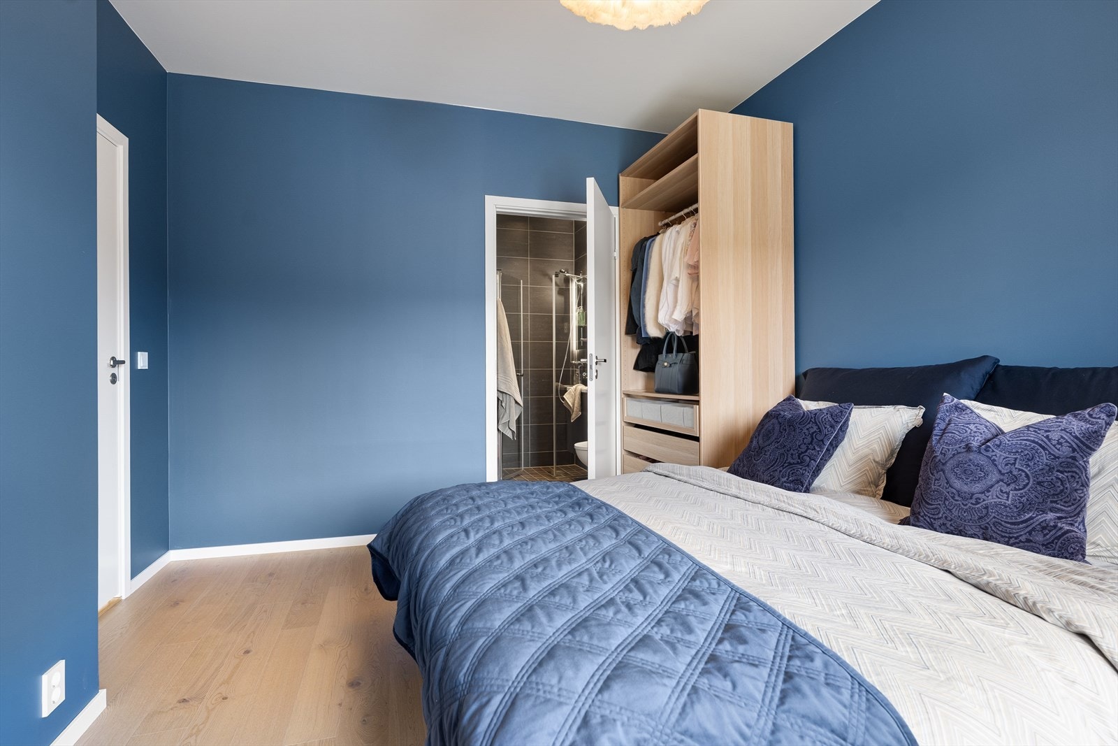 Rommet ligger i deilig suiteløsning til eget bad. Galleribilde