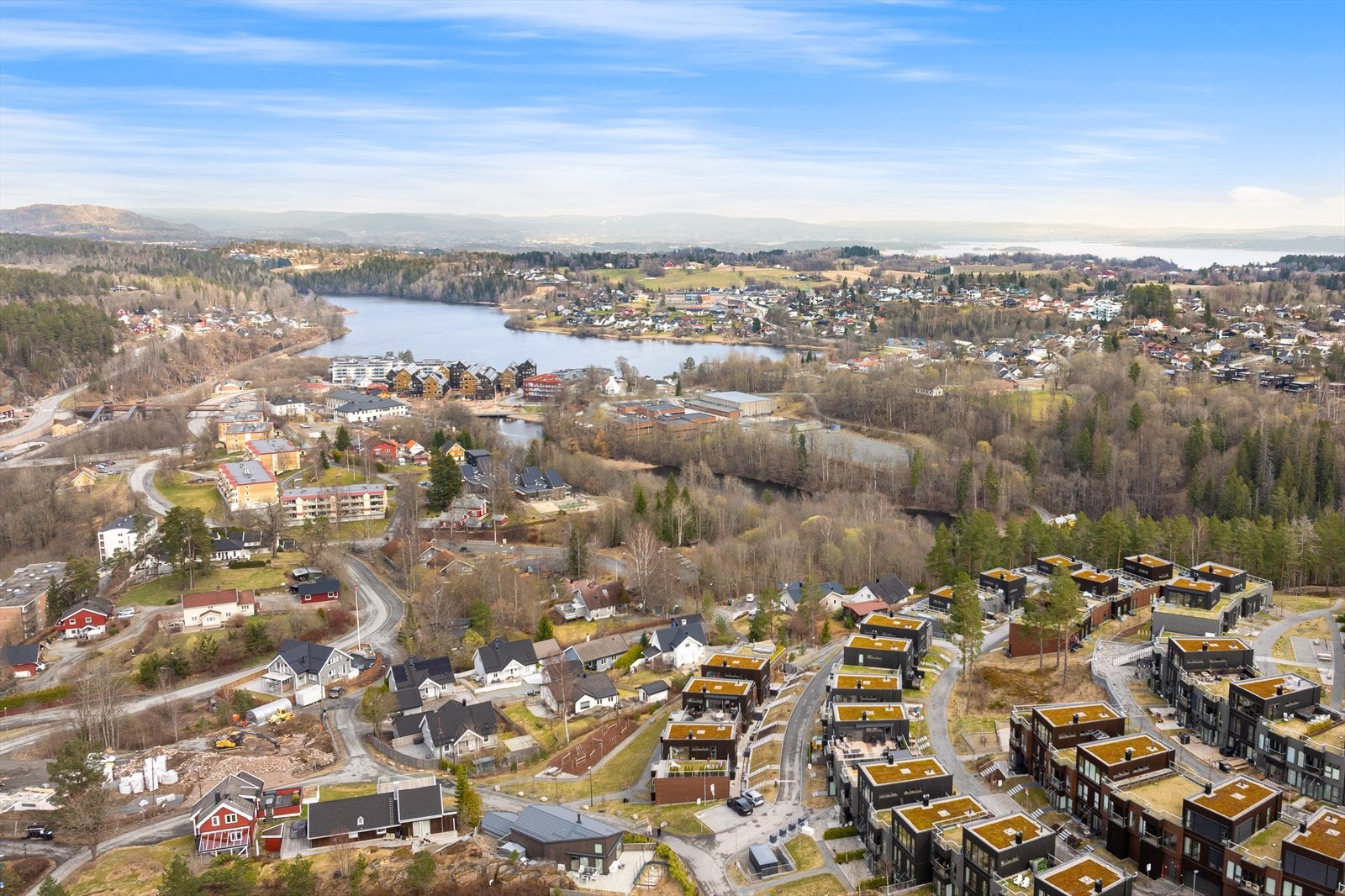 Boligen ligger i kort gangavstand fra Heggedal sentrum som byr på div. butikker og restauranter, samt togstasjon. Galleribilde