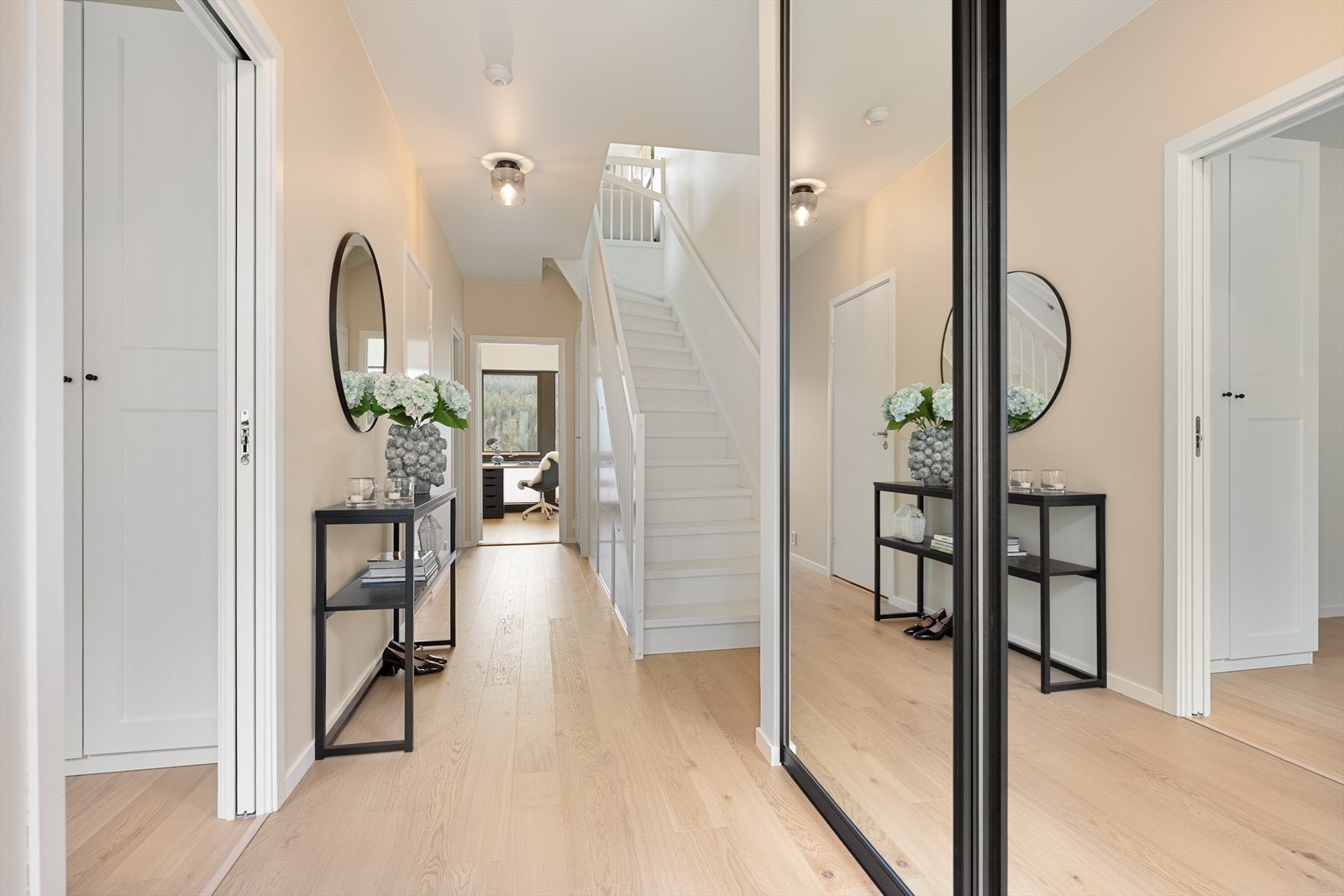Entréen er ustyrt med stor skyvedørsgarderobe, samt oppbevaringsbod under trapp. Galleribilde
