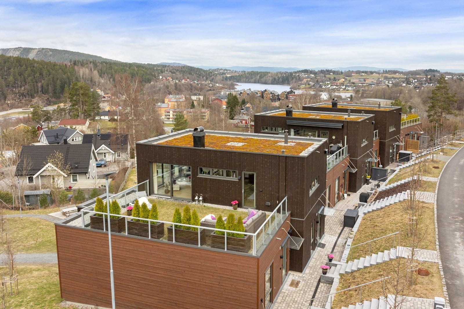Boligfeltet ble bygget i 2023 og tilbyr praktiske løsninger og en kombinasjon av terrasse og utsikt. Galleribilde