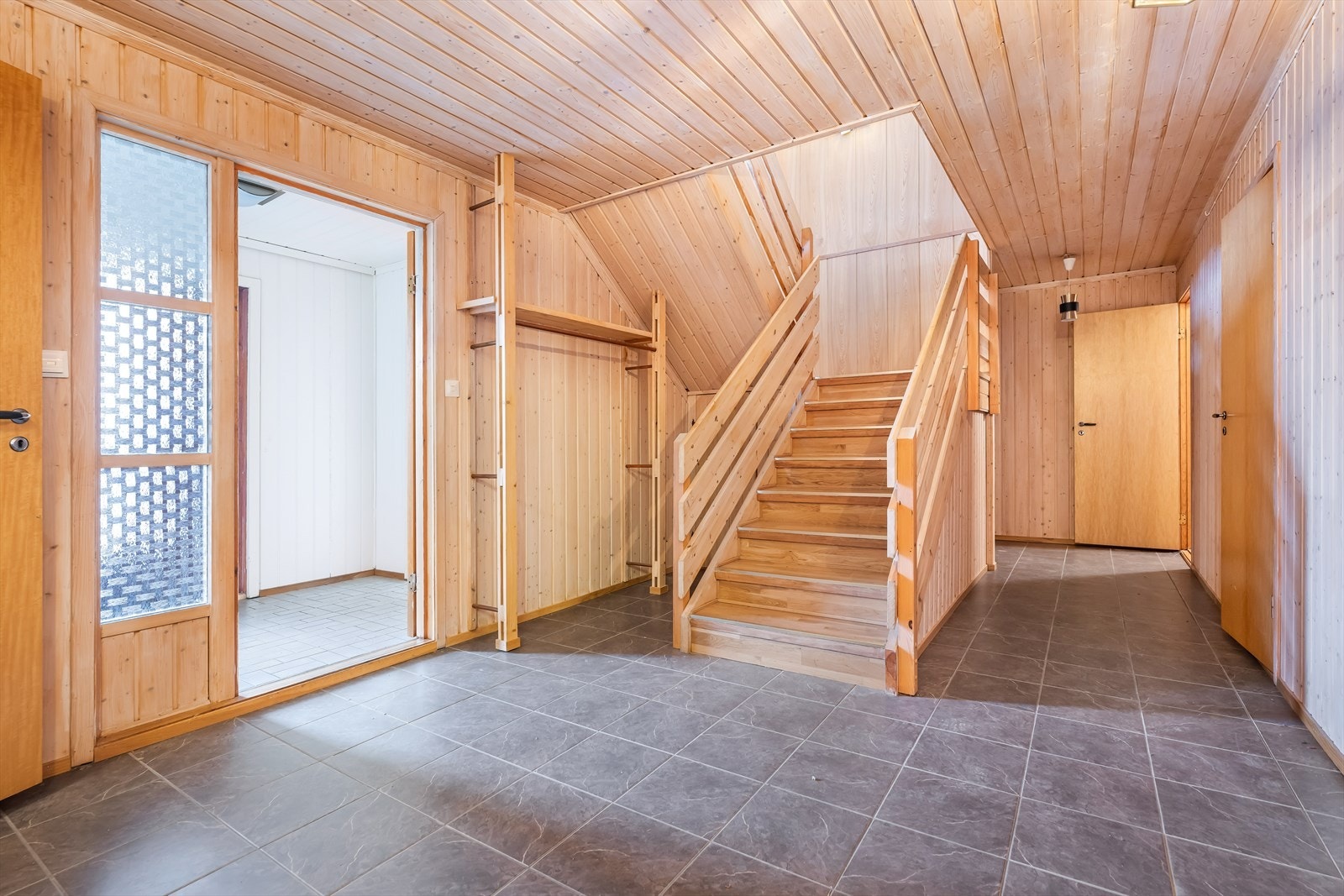 Romslig gang/hall med god plass til oppheng av yttertøy. Galleribilde