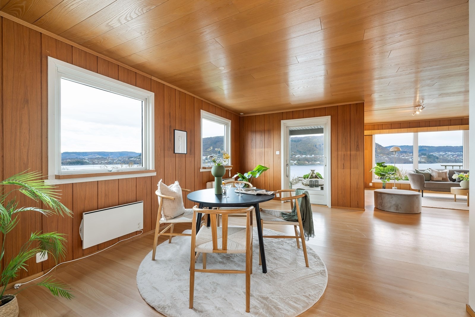 Fra stue er det direkte utgang til terrasse med panorama sjøutsikt. Galleribilde