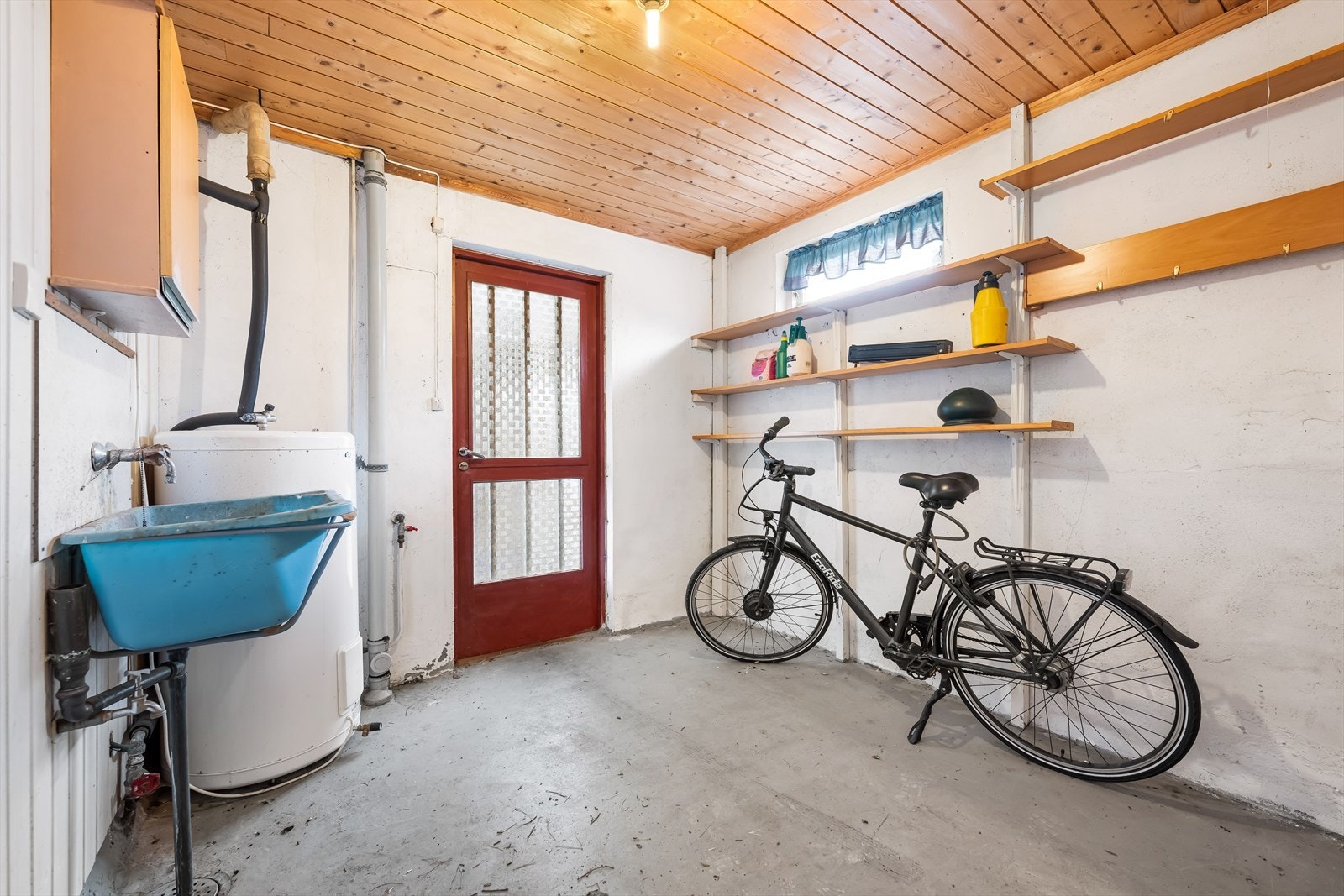 Enkel vaskekjeller med utgang til hage. Galleribilde