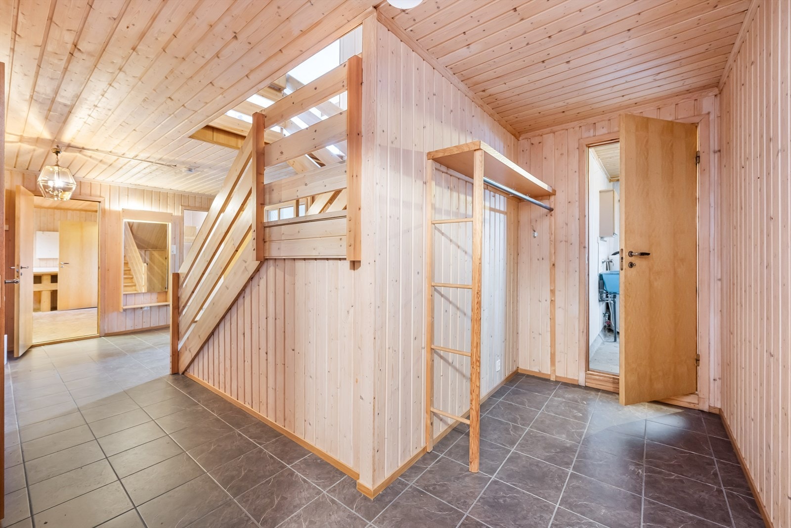 I underetasjen er det rikelig med bod og lagringsplass. Galleribilde