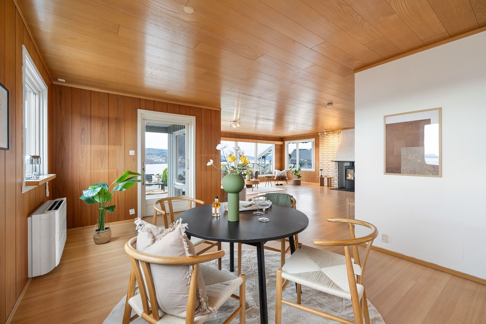 Her er det rikelig med plass til å møblere med flere sitte- og spisegrupper. Galleribilde