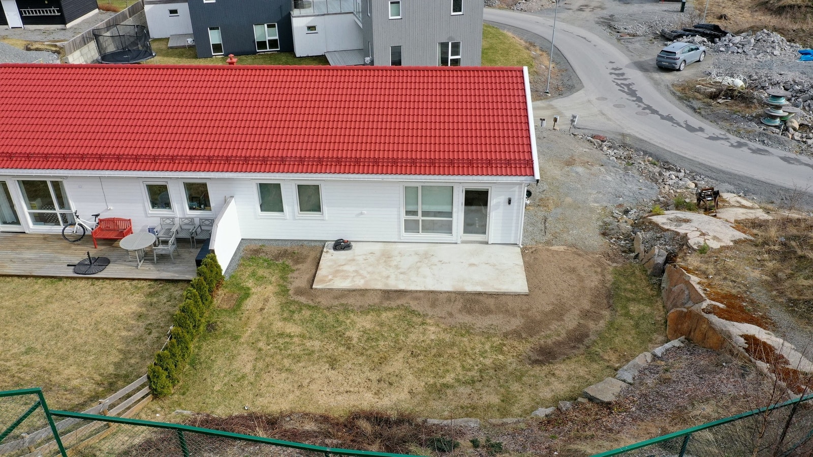 Hagen har en romslig platting med skjermet hage. Galleribilde