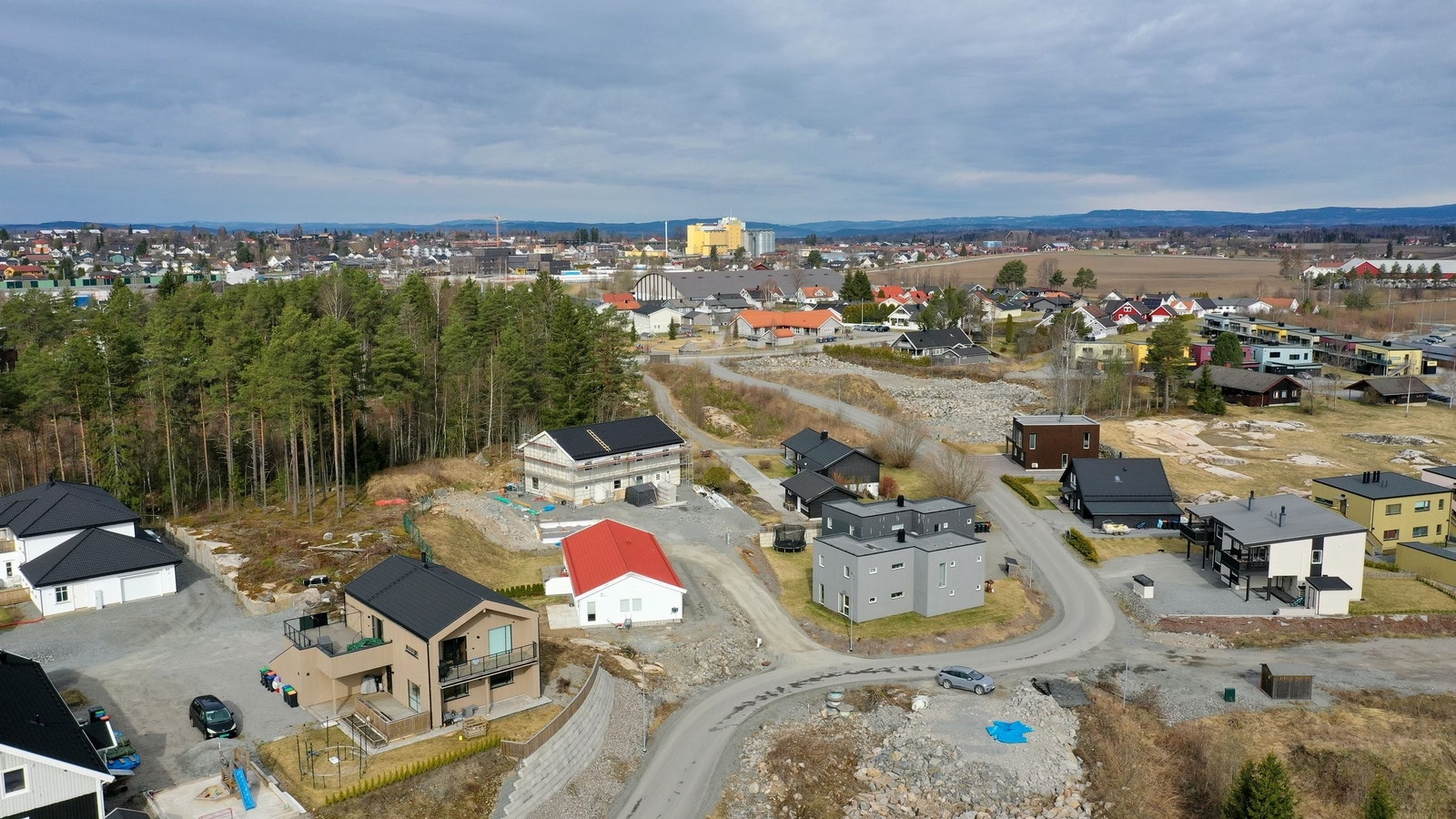 Her bor du rolig til, men i kort avstand til barnehage, skoler, kollektivtrafikk og ca. 1 km til Stange sentrum. Galleribilde