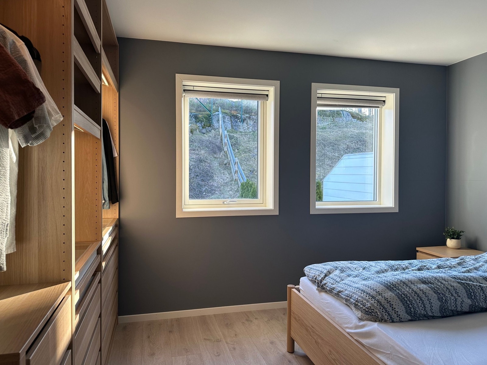 Romslig hovedsoverom med garderobe. Galleribilde