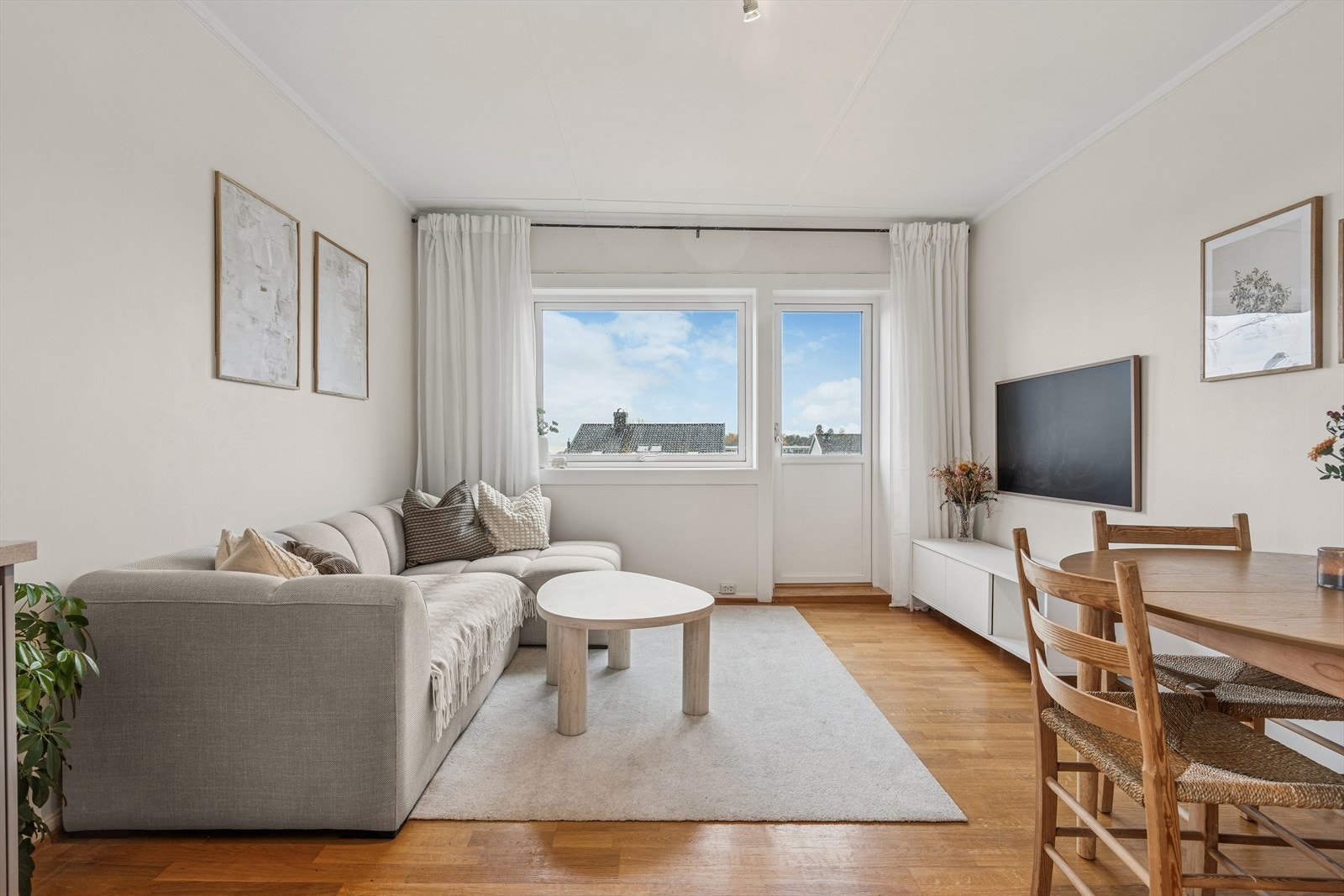 Her er det plass til både sofagruppe og stuemøblementer. Galleribilde