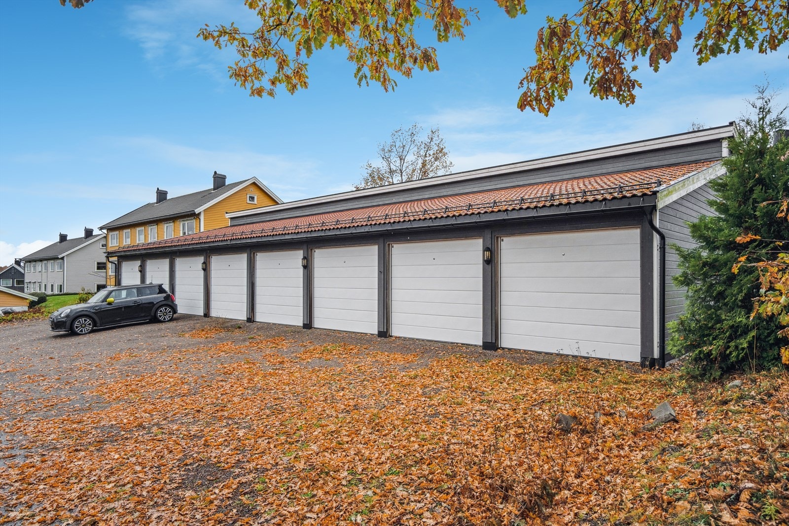Leiligheten disponerer en garasjeplass i felles rekke. Galleribilde