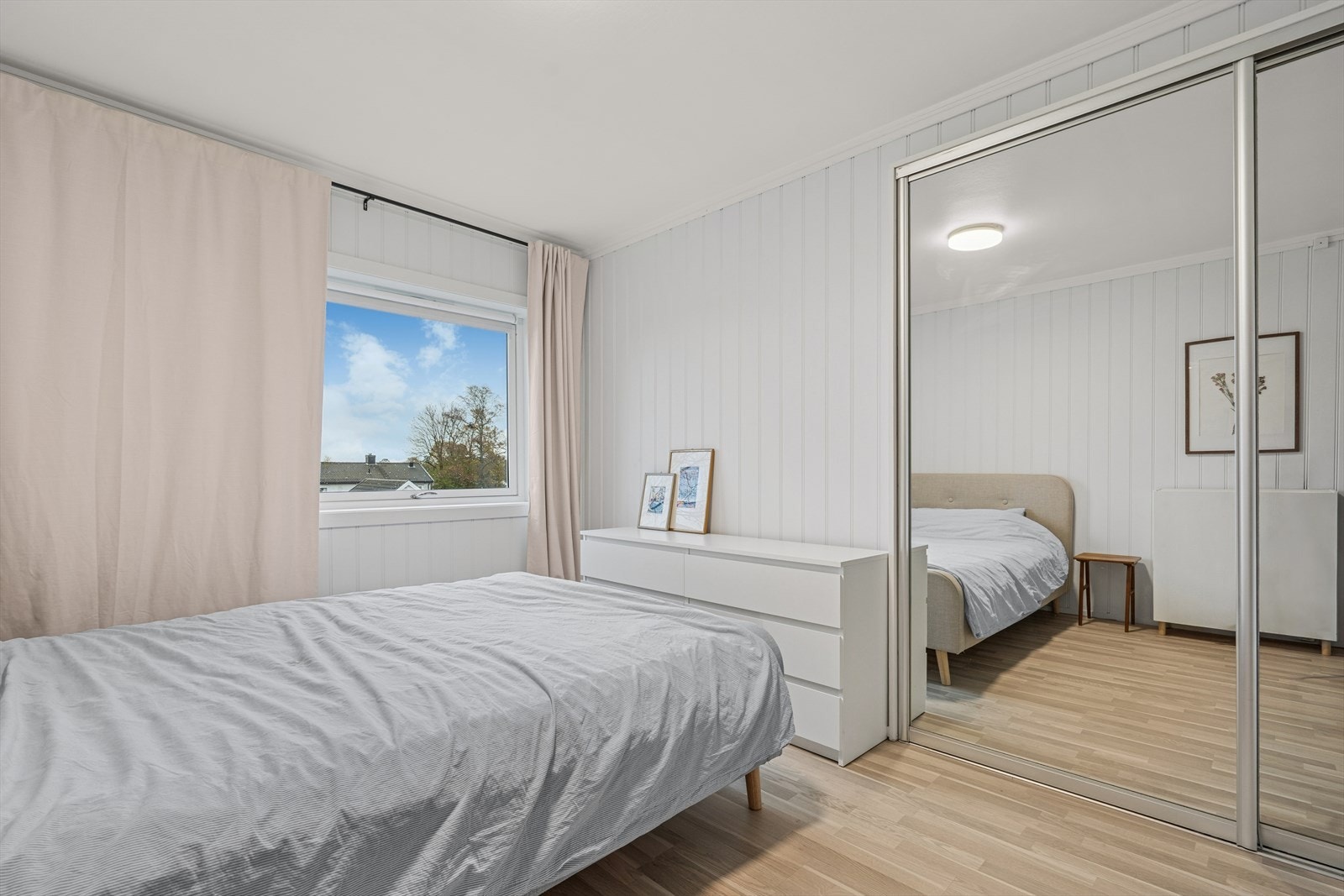 Hovedsoverommet har plass til dobbeltseng og ekstra oppbevaring i skyvedørsgarderobe. Galleribilde