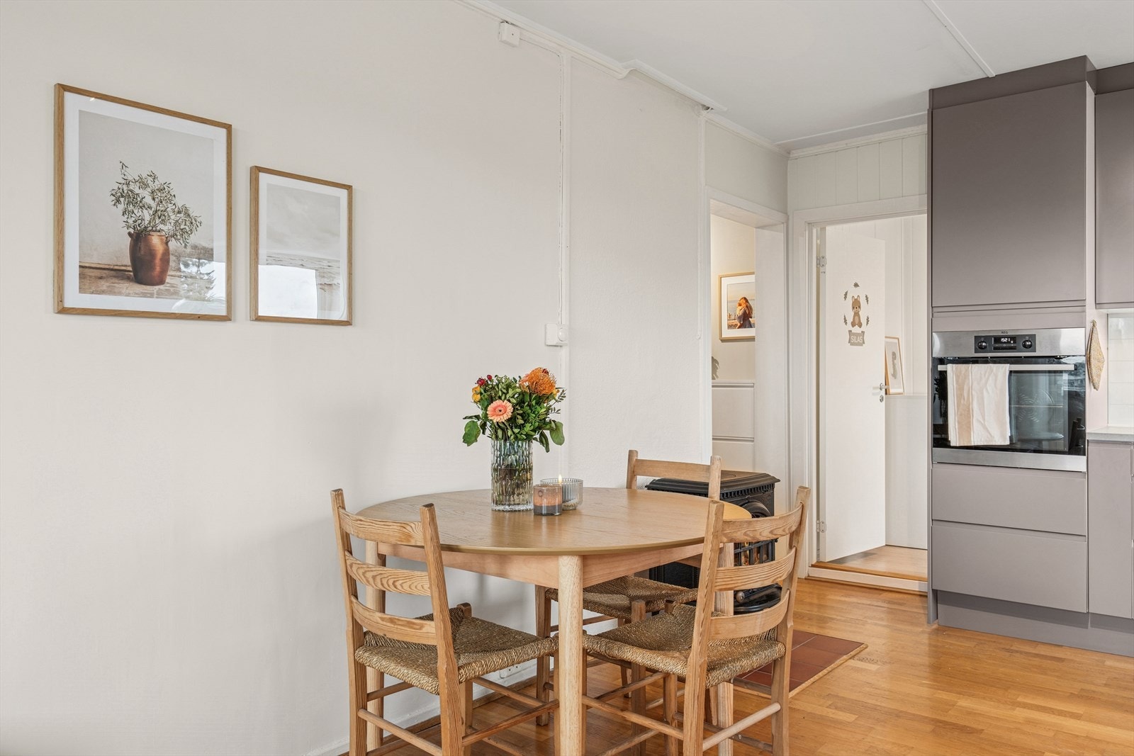 Mellom stuen og kjøkkenet er det naturlig plass til spisebord. Galleribilde