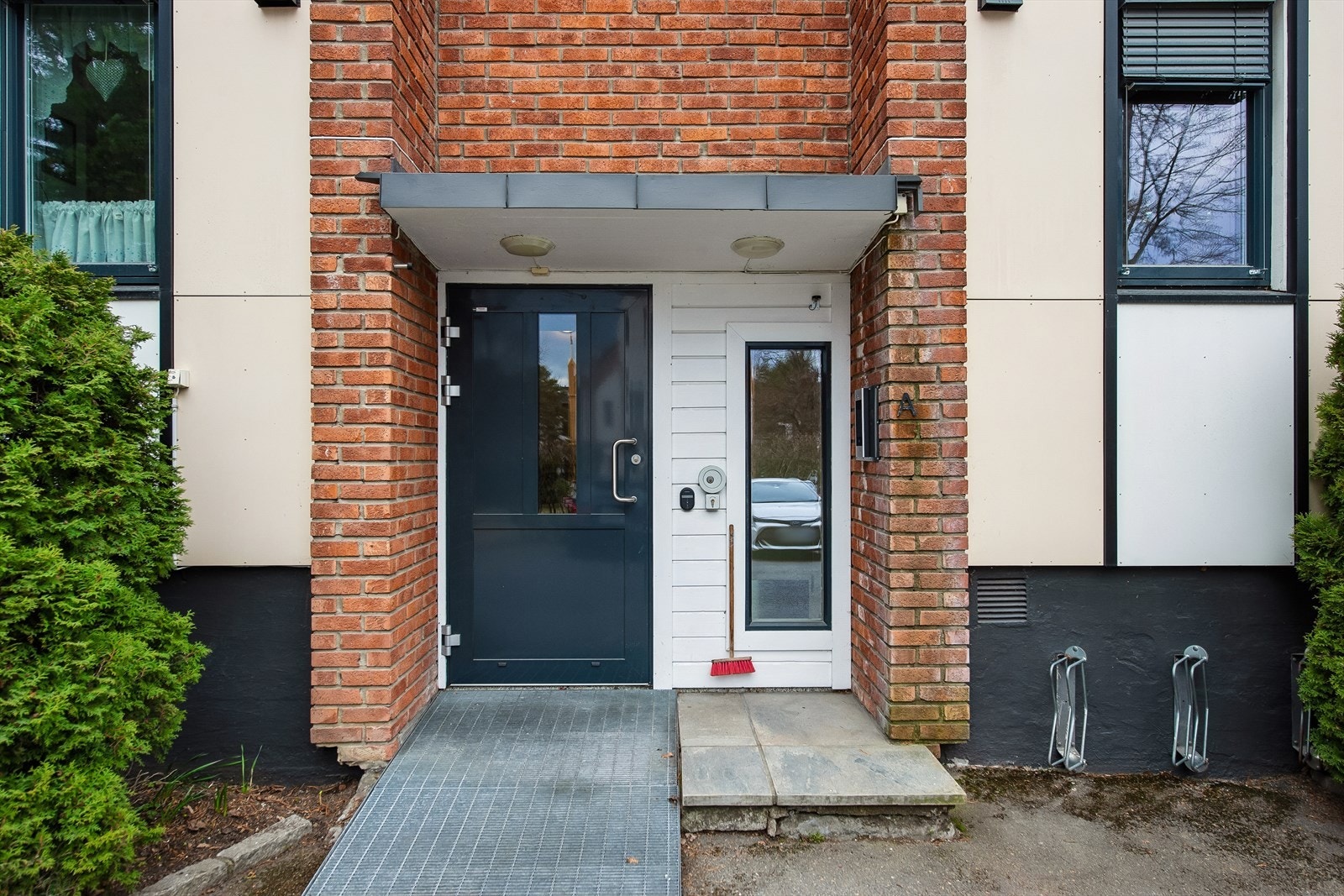 Velholdt inngangsparti til bygget fra 1965. Galleribilde