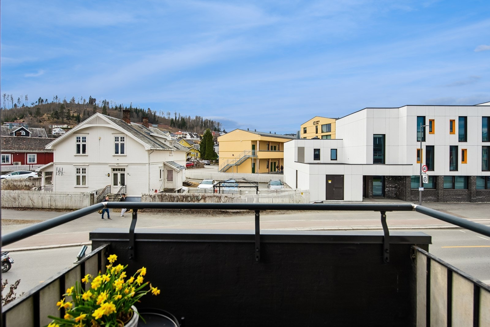 Fra balkongen ser du ut over et etablert og sentralt nabolag, med kort vei til både Gjøvik barnehage og Gjøvik skole. Galleribilde