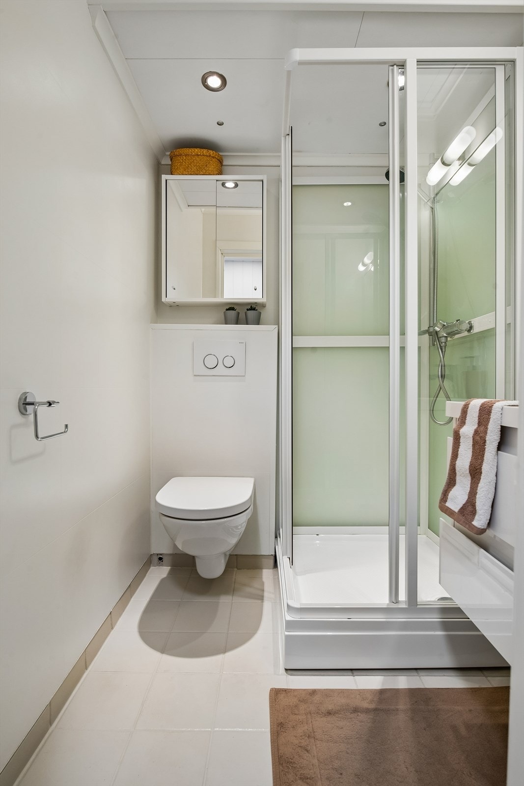 Badet ble oppgradert i 2012 og har gulvvarme, vegghengt toalett og mekanisk avtrekk. Galleribilde