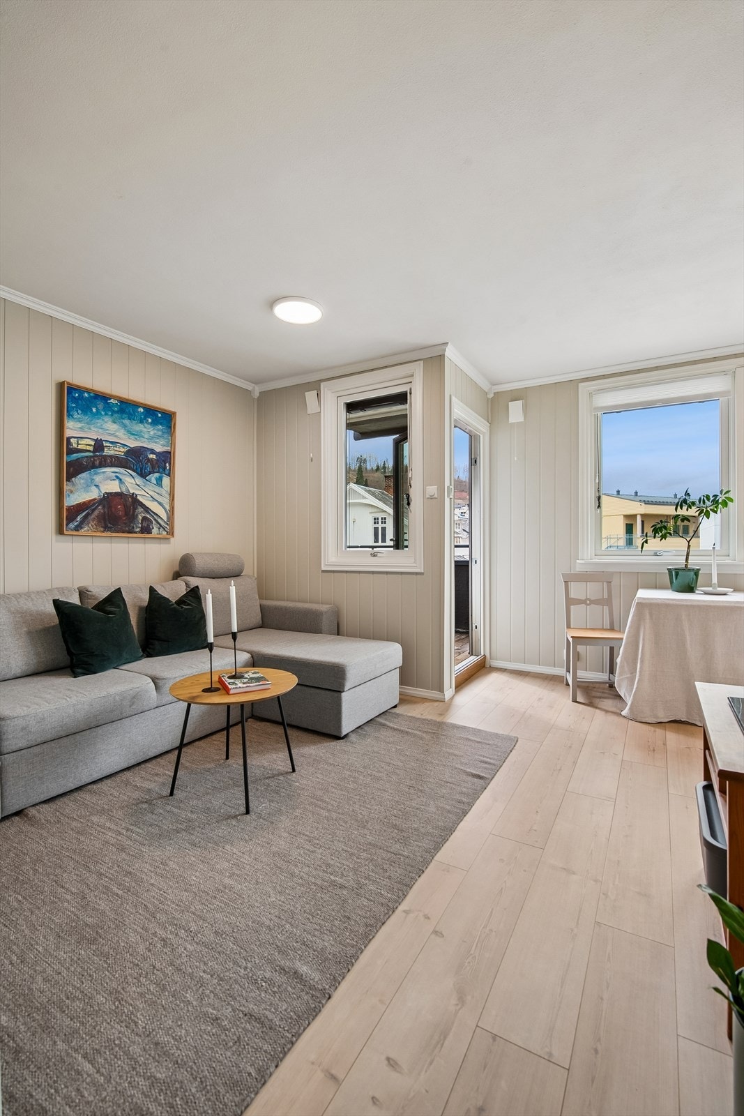 Stuen er lett å møblere og har gjennomgående laminatgulv. Galleribilde