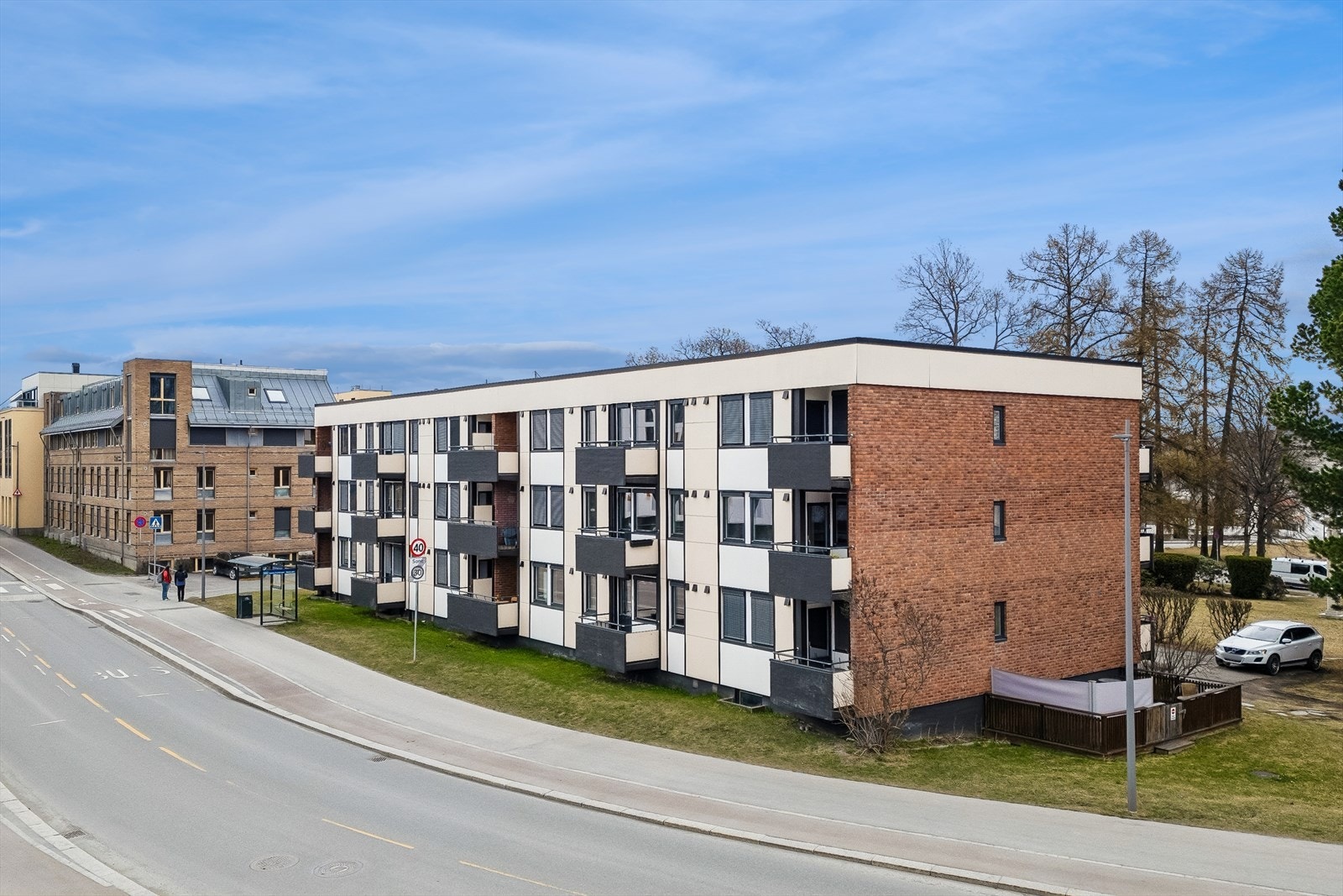 Bygningen har fasader med teglforblending og plater. Utvendig vedlikehold på fasaden ble utført i 2023. Galleribilde