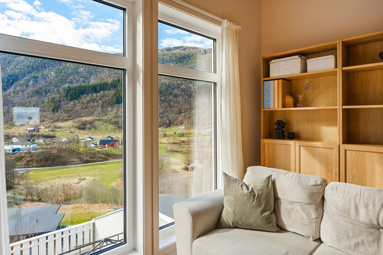 Velkommen inn i en innbydende stue/kjøkken løsning på hele 33.4 m². Store vindusflater slipper inn rikelig med dagslys og gir rommet en luftig følelse. Galleribilde