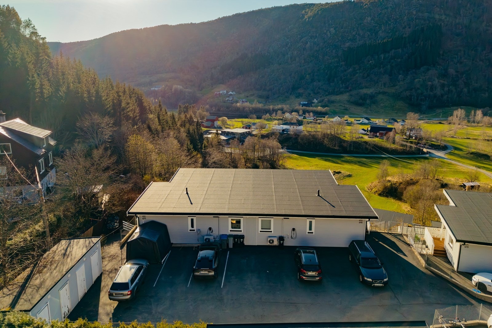 Det er parkeringsplass tilhørende leiligheten. Det ble installert Zaptec elbillader i 2025. Gjester kan benytte seg av felles gjeste-parkering. Galleribilde