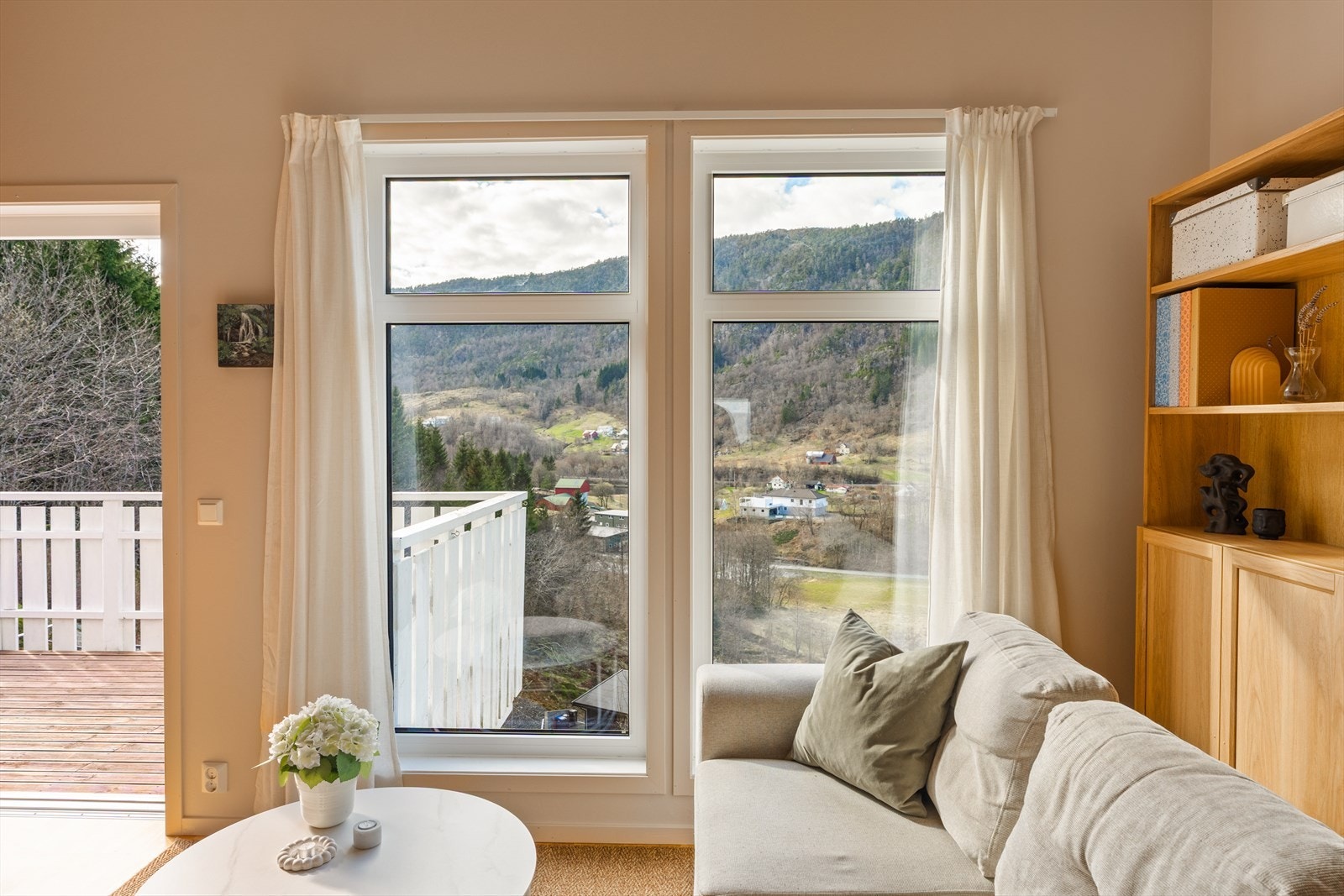 Leiligheten har en høy og fri beliggenhet med flott panoramautsikt. Galleribilde