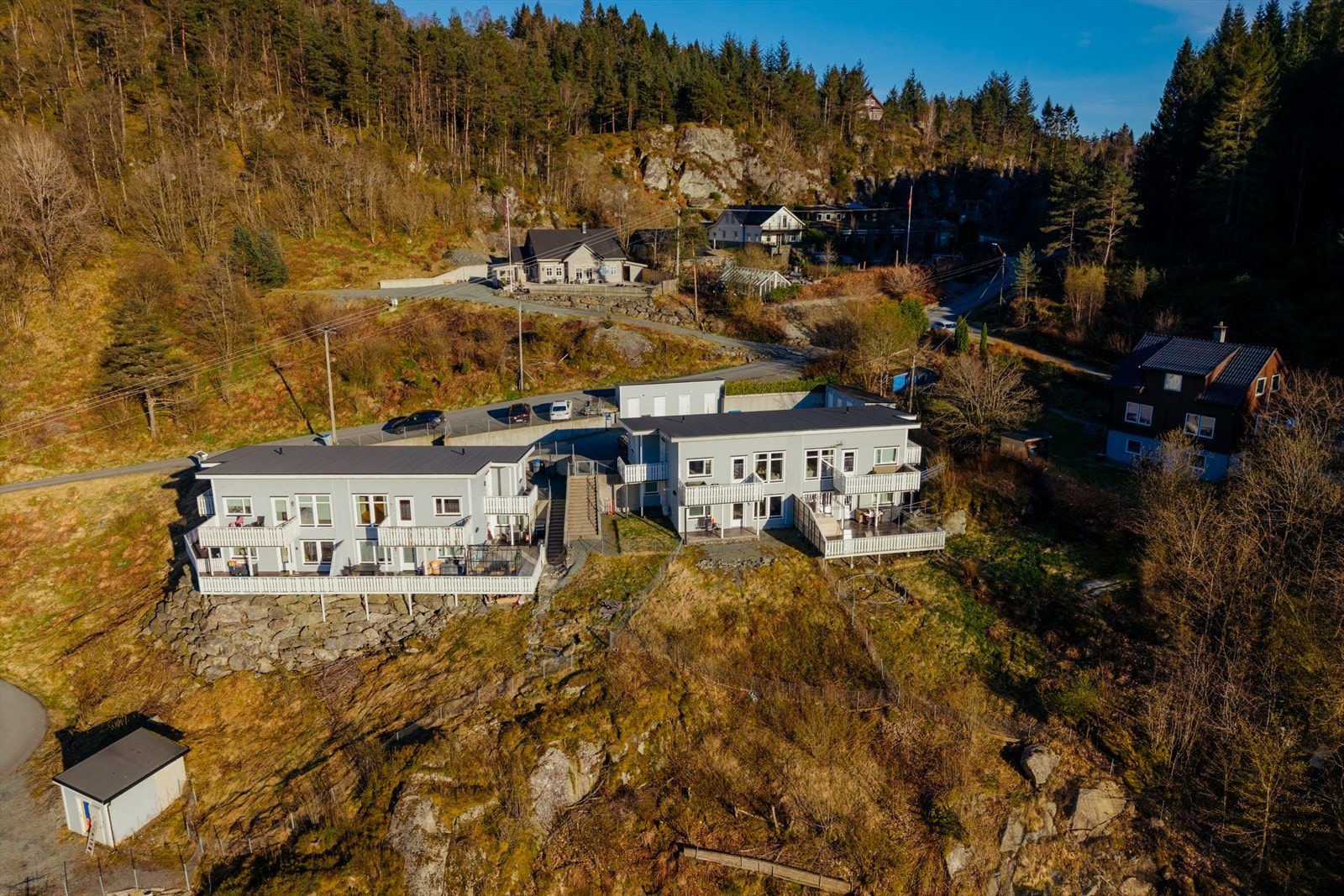 Den begrensede trafikken og de grønne omgivelsene skaper et trivelig bomiljø for både familier og andre beboere. Galleribilde
