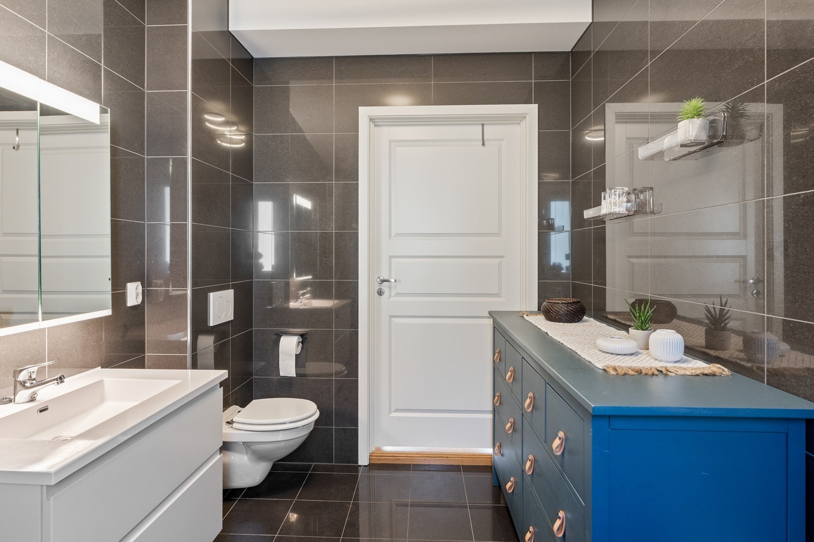 Badet er helfliset og moderne utført med varmekabler i gulvet for ekstra komfort. Galleribilde