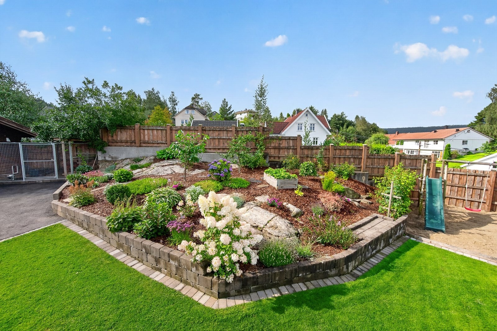 Parkmessig opparbeidet, frodig blomsterbed Galleribilde