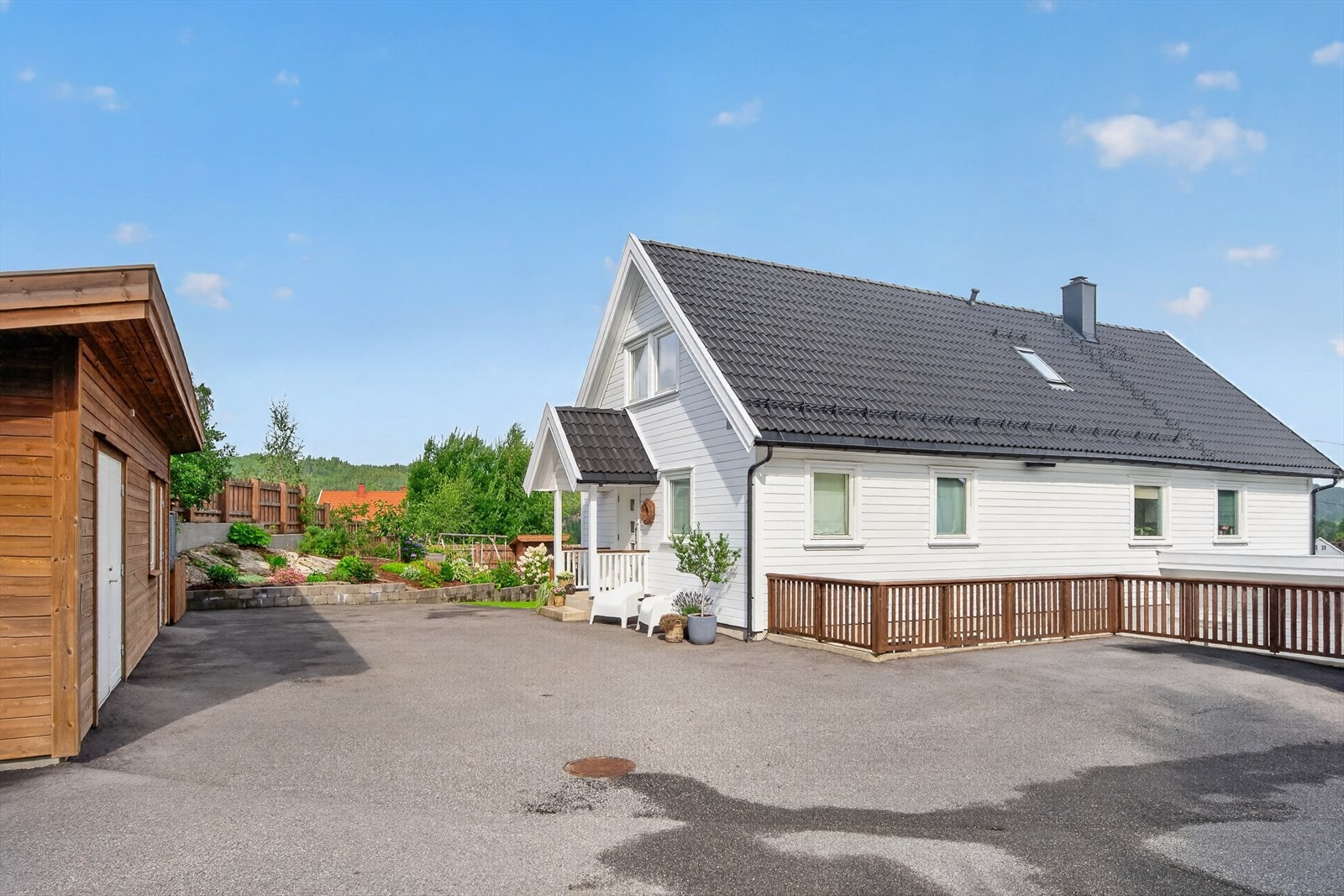 Godt med biloppstillingsplasser på asfaltert gårdstun Galleribilde