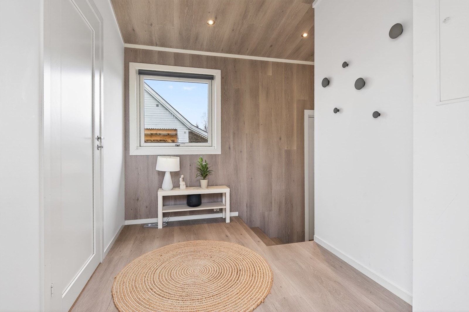 Hyggelig entré med plass til tøyoppheng Galleribilde