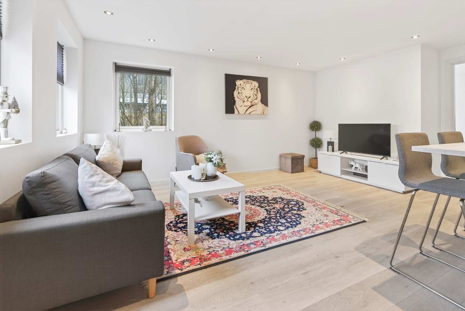 Laminatgulv og slette, listefrie flater Galleribilde
