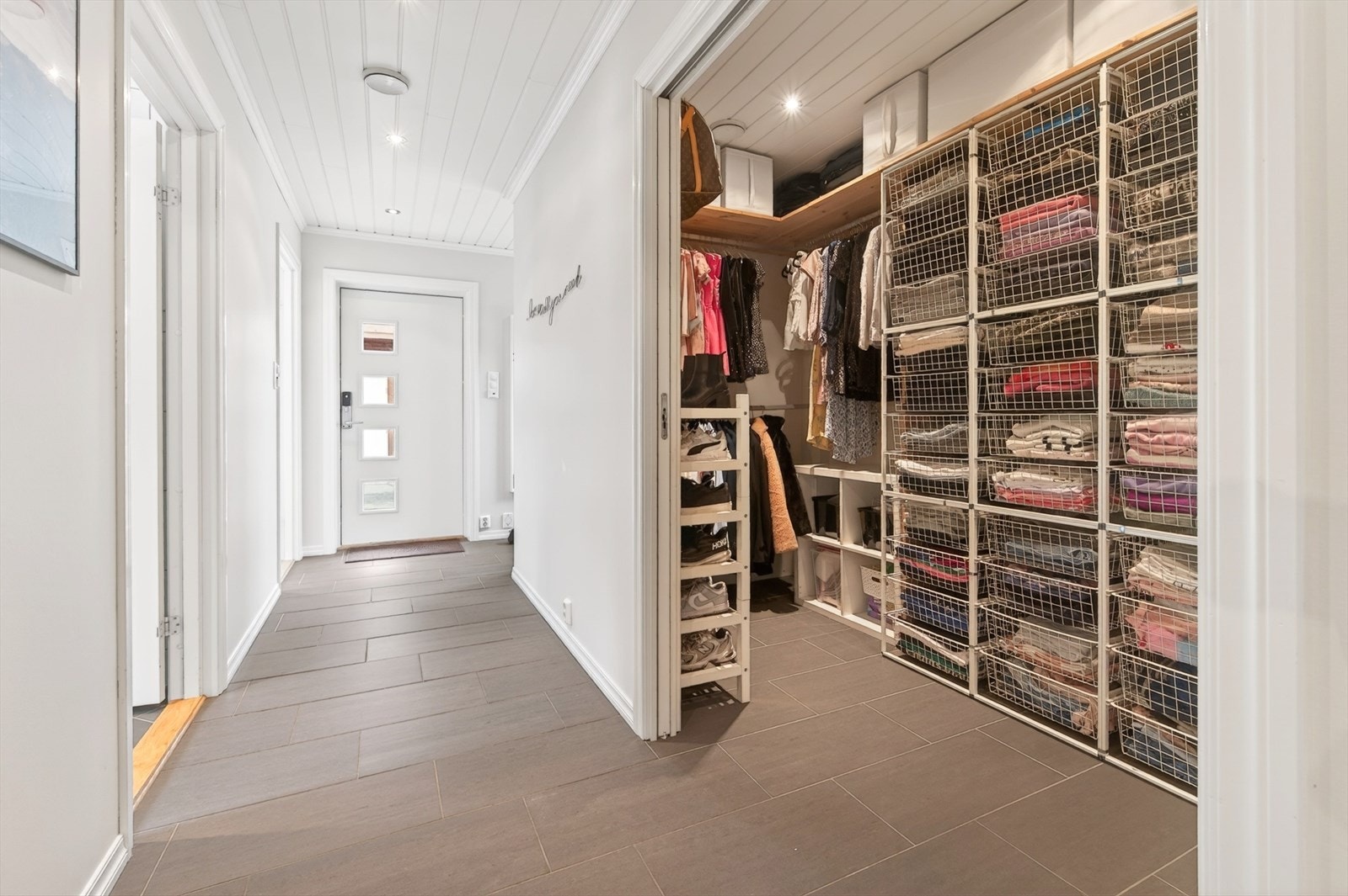Walk-in garderobe skjult bak skyvedører Galleribilde
