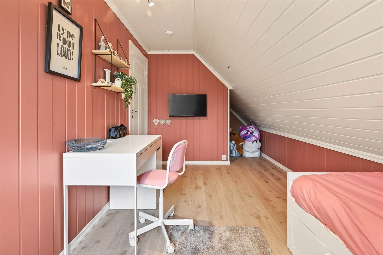 Laminatgulv og malt panel på vegger og tak Galleribilde