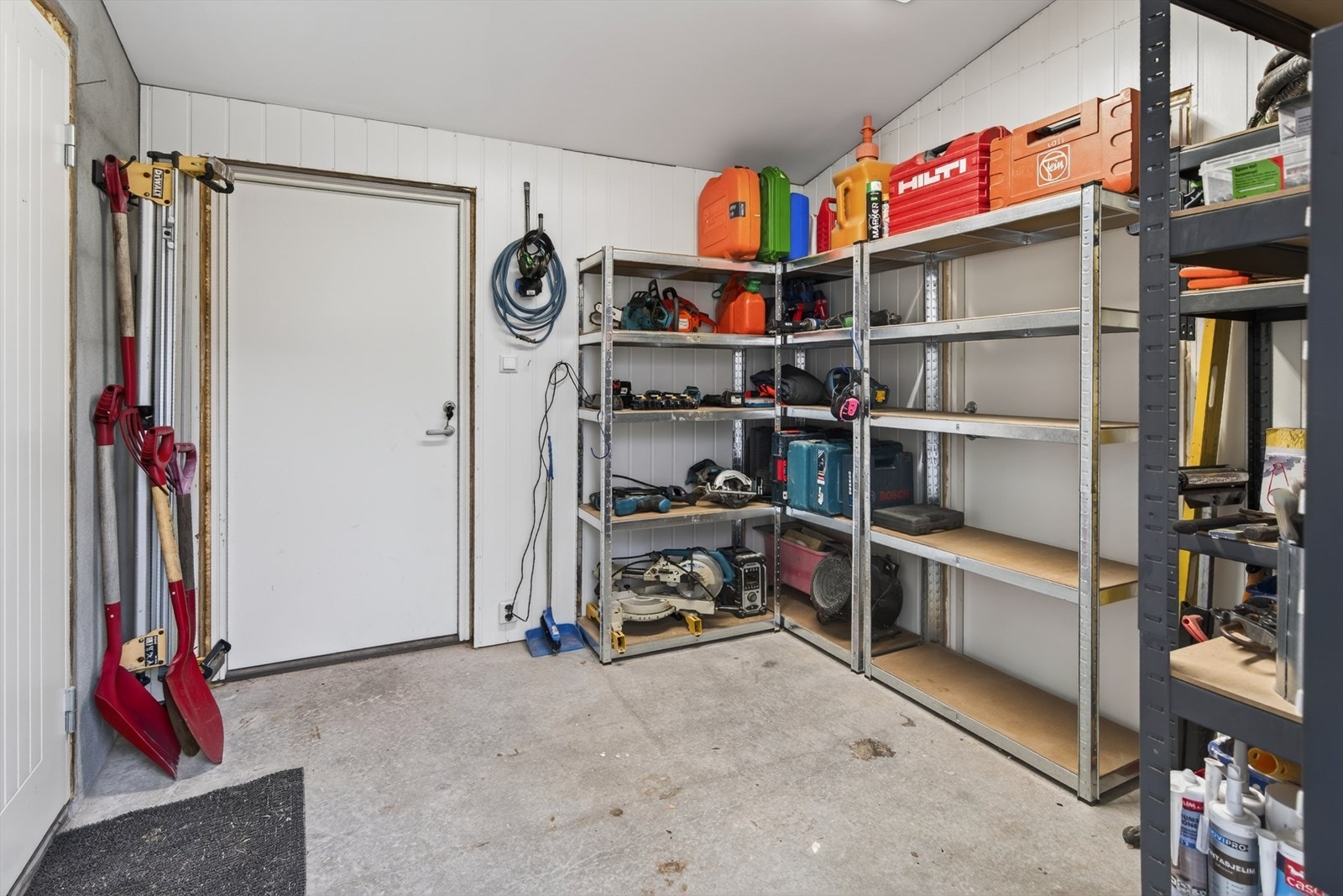 Romslig bod i underetasjen Galleribilde