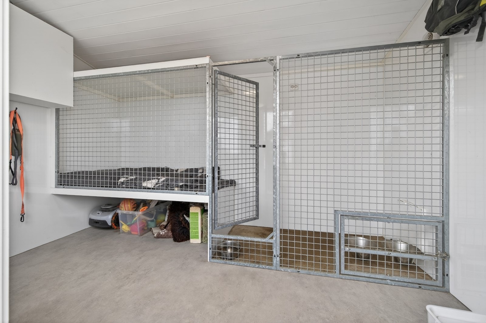 Egen isolert del med varmekabler benyttes som hundehus Galleribilde