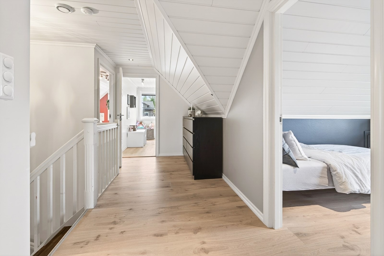 Loftsgang med laminatgulv og slette vegger Galleribilde
