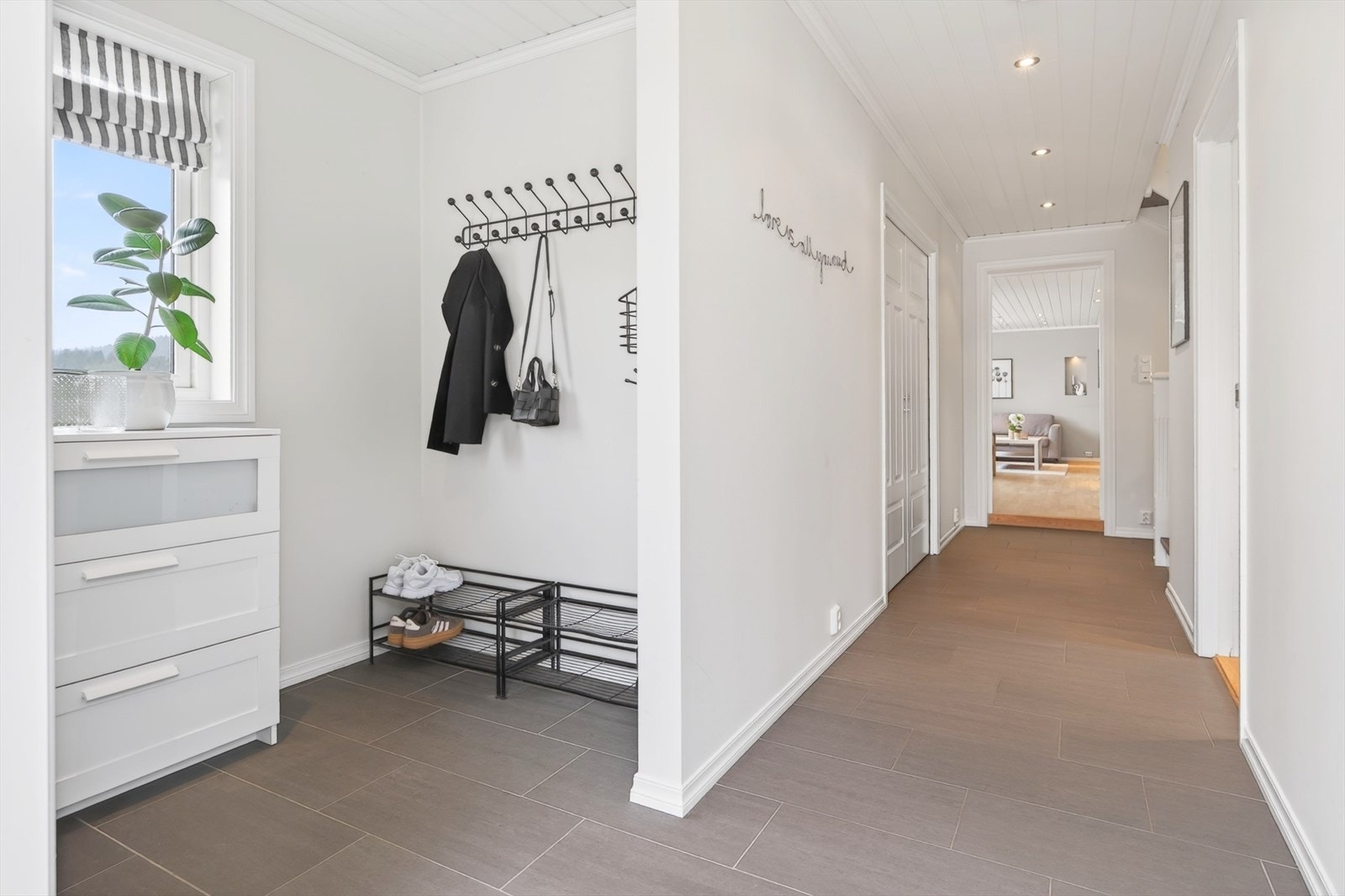 Flislagt entré/hall med varmekabler Galleribilde