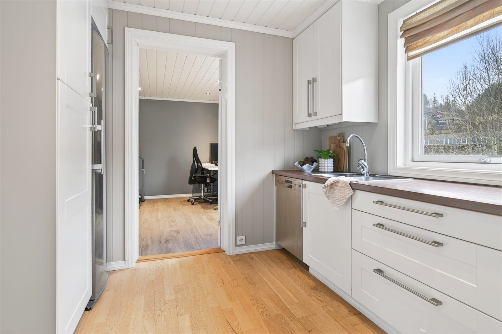 Parkettgulv og malt panel Galleribilde