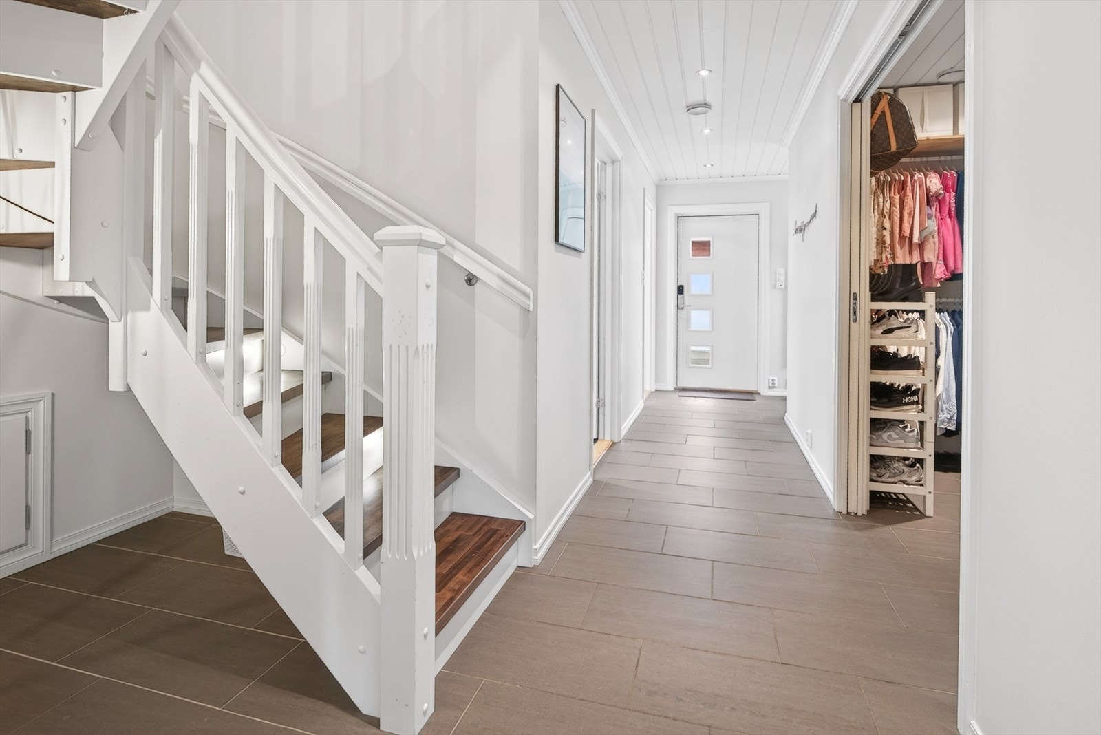 Trapp med innfelt led-spotter Galleribilde