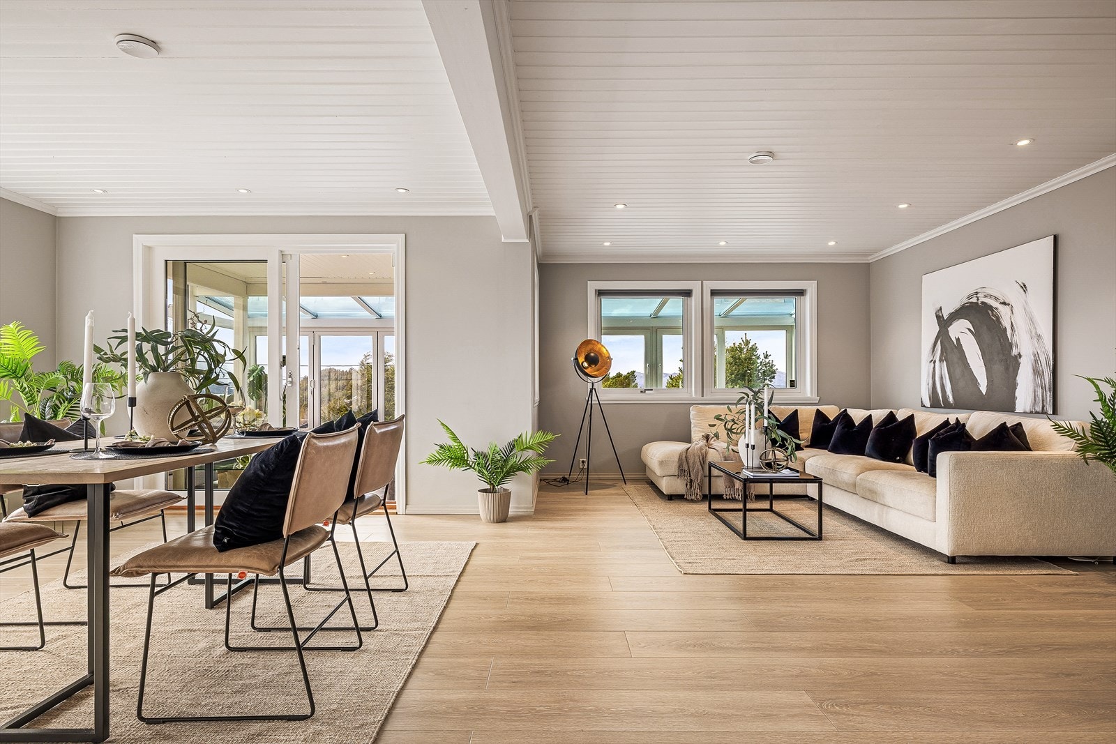 Stuen er på ca. 40,2 m² med gjennomgående en-stavs laminat på gulv, innfelte spotter og utgang til boligens vinterhage. Galleribilde