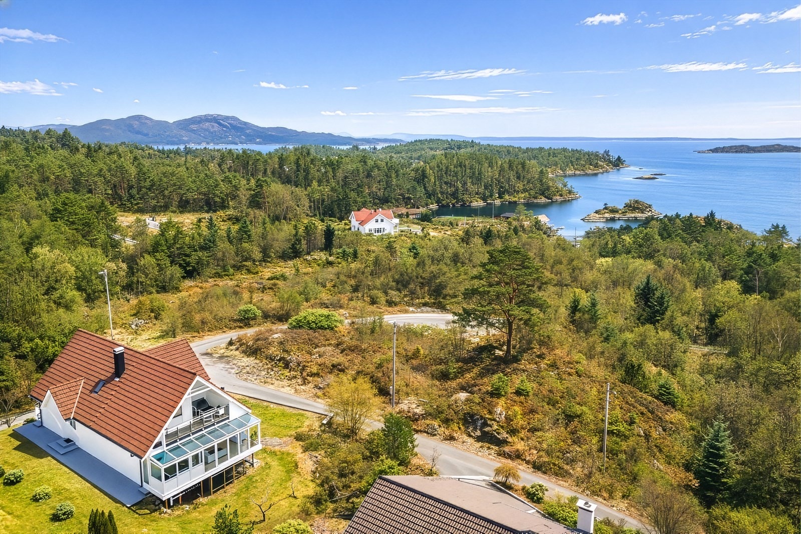 En enebolig med fantastisk beliggenhet på Hjellestad med panoramautsikt over fjord, sjø og nærområdet. Galleribilde
