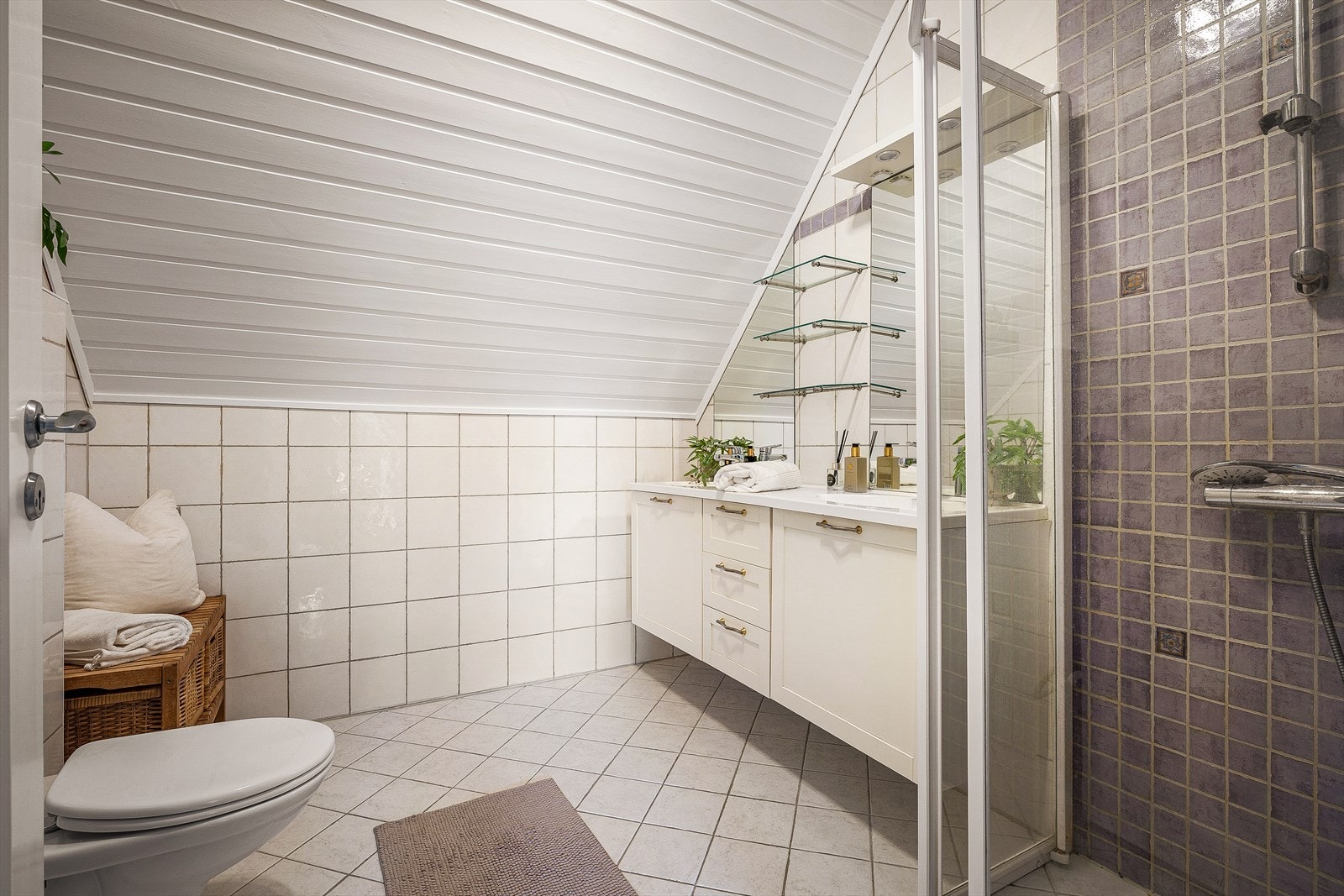 Baderommet er på ca. 5,8 m² og har vannbåren varme. Baderomsmøbel med profilerte fronter, dobbel heldekkende servant og ett-greps blandebatterier, speil med belysning. Galleribilde