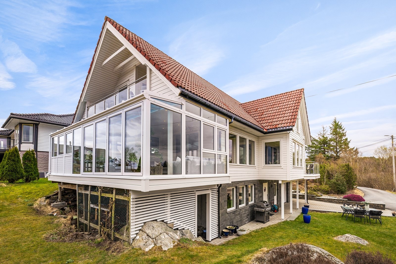 Tomten er pent opparbeidet, velstelt og er på ca. 820.3 m². Galleribilde