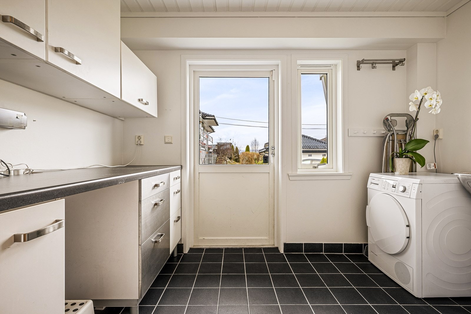 En uvurderlig kvalitet som ofte undervurderes. Vaskerommet er på ca. 6,3 m² og har rikelig med oppbevaring. Galleribilde