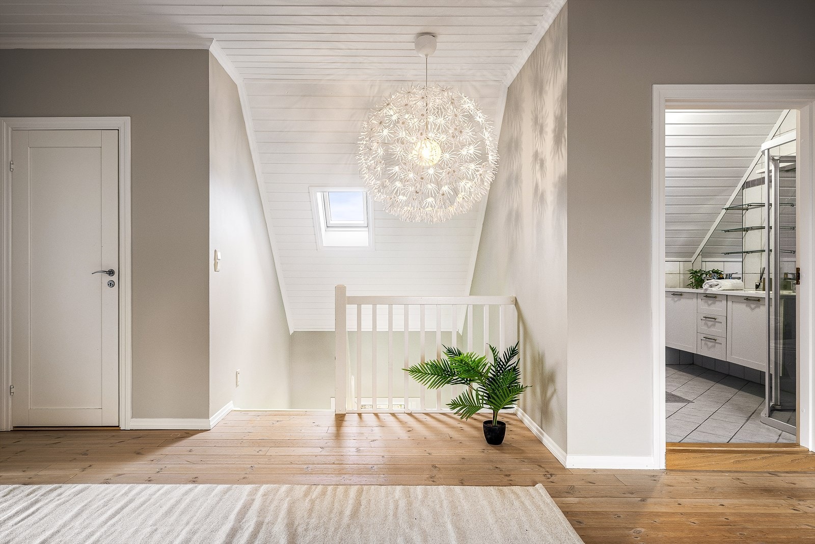 Opp til boligens øverste etasje, blir du møtt av en stor loftsstue på ca. 33,5 m². På venstre side finner du innvendig bod ca. 2,0 m². Galleribilde