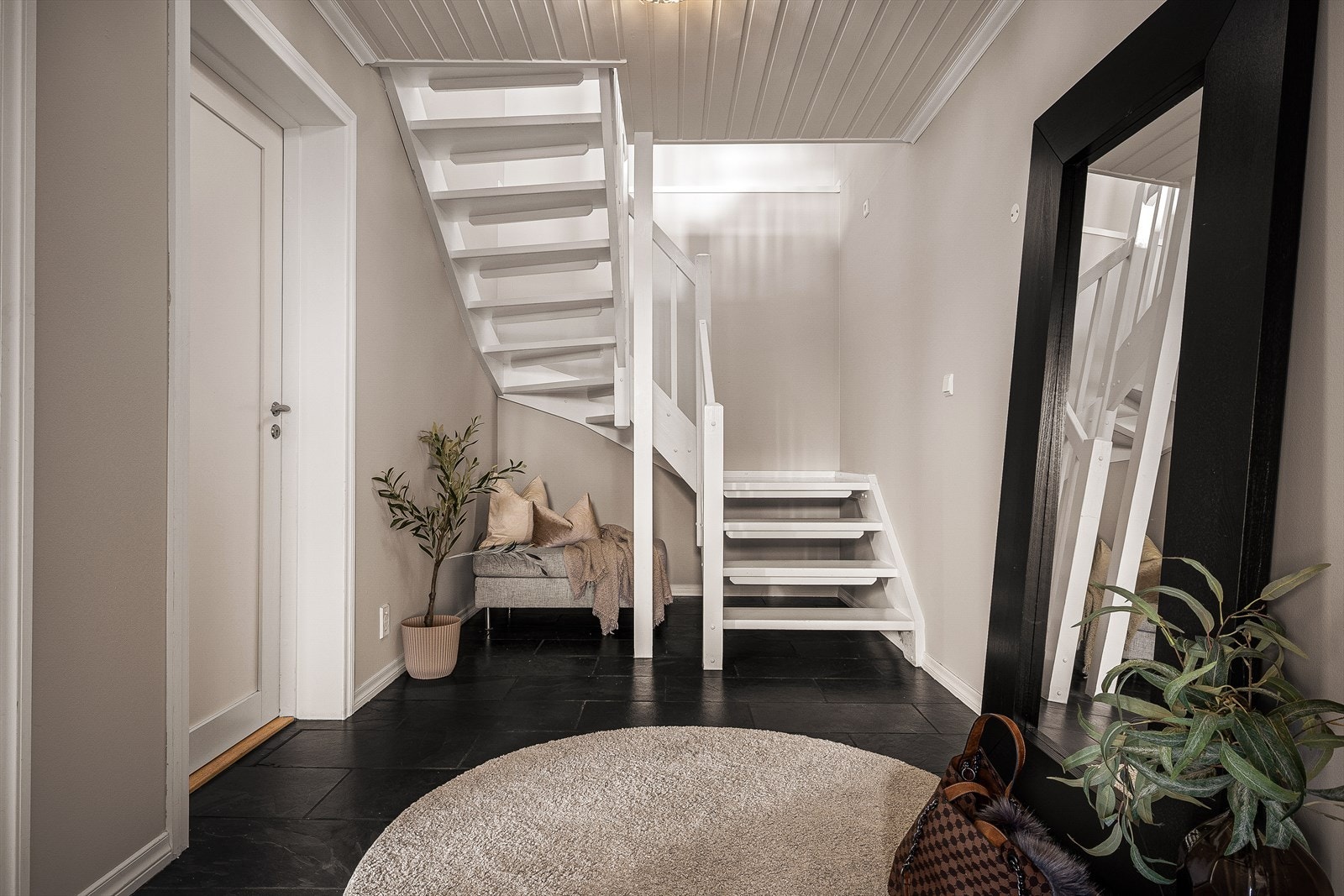På venstre side har vi et stort Teknisk rom på ca. 21,3 m². Her finner du Vannforsyningsrør, Kombibereder, Vannbåren varme, Sentralstøvsuger fra Flexit. Galleribilde