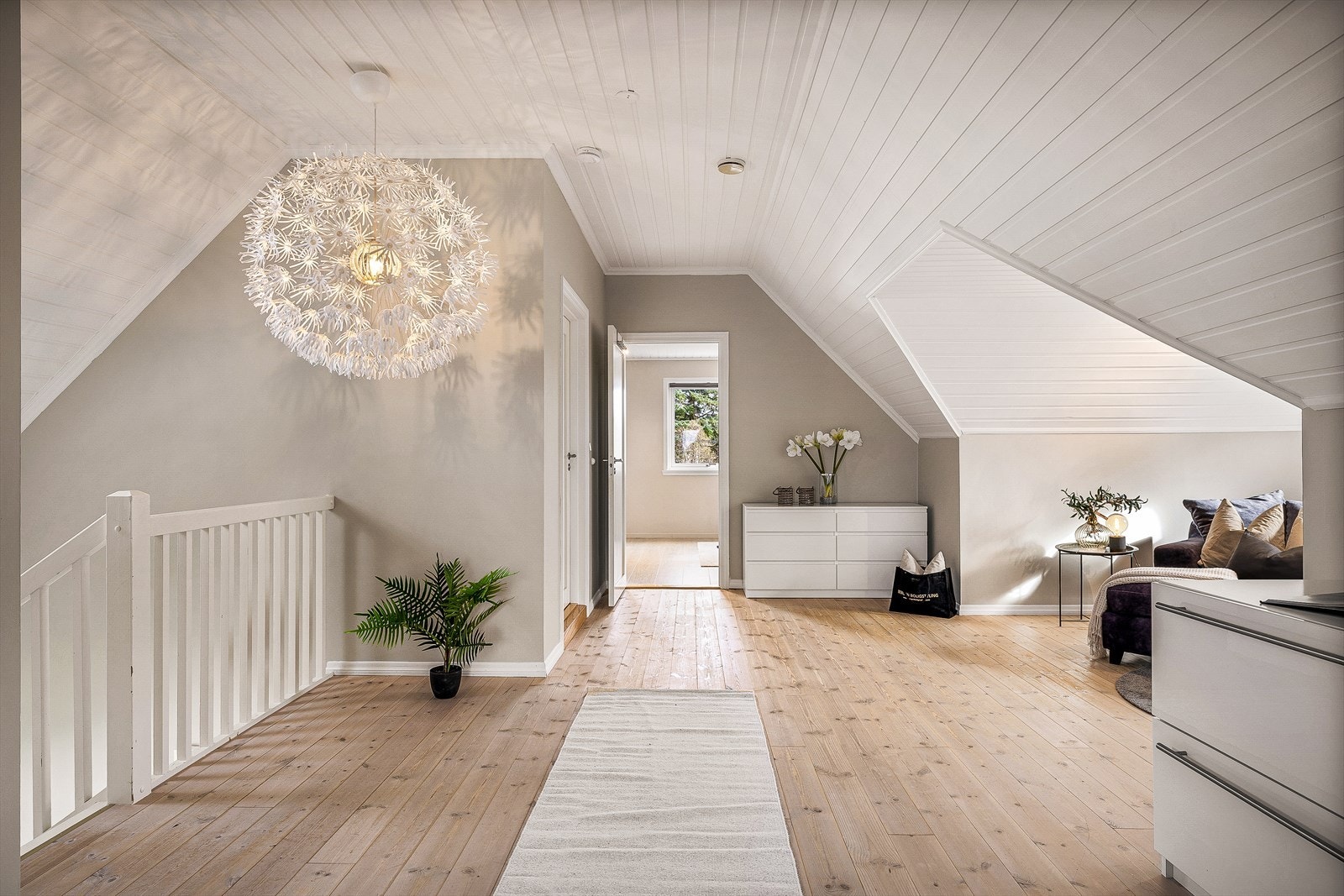 Gjennomgående i etasjen er furugulv, malte flater på vegger og malt panel i himling forutenom baderommet. Galleribilde