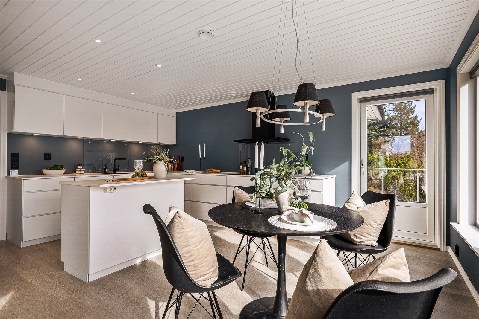 Fra kjøkkenet har du direkte utgang til terrassen mot sørøst som er på ca. 34 m² samt altan mot nordvest på 10,2 m². Galleribilde